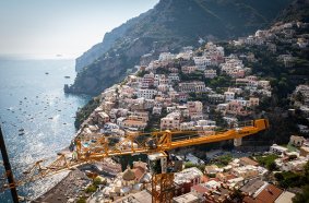 Gemar’s Potain MDT 189 tower crane overlooks the steep, narrow streets of Positano on Italy’s Amalfi Coast and the glittering Mediterranean Sea.