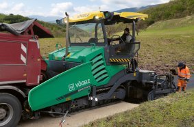 Attractive working area: The Vögele ErgoPlus 5 operating concept provides even greater safety and convenience for users.