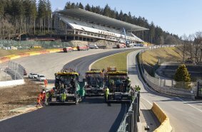 The legendary Raidillon sweeping Formula 1 corner, with its 20% gradient, is one of the great challenges for the paving operation. The new spectator stand at the top of the hill.