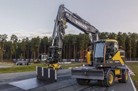 Volvo CE helps elevate motorsport safety with electric car recovery solution