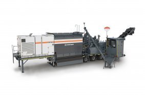 Wirtgen’s new KMA 240(i) cold recycling mixing plant is a powerful and environmentally friendly machine capable of fully loading a 20-ton truck with high-quality mix/cold mix every five minutes. 