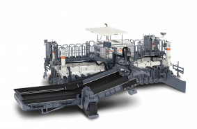 The Wirtgen placer/spreader WPS 102i ensures that the slipform paver following behind is kept ideally supplied with concrete.