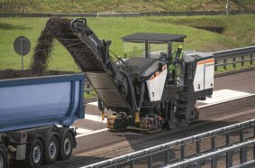 With the aid of the quick-change system, it takes less than an hour to exchange the entire milling drum housing of the Wirtgen W 210 XF.