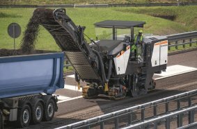 With the aid of the quick-change system, it takes less than an hour to exchange the entire milling drum housing of the Wirtgen W 210 XF.