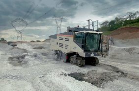 The 220 SM from Wirtgen selectively extracts raw materials to a cutting depth of up to 300 mm. 