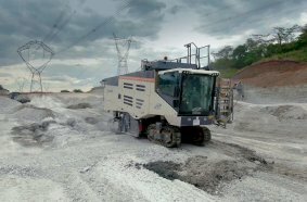 The 220 SM from Wirtgen selectively extracts raw materials to a cutting depth of up to 300 mm. 