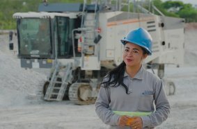 Machine operator Marlete Ribeiro Souza Guajajára makes use of the unique advantages of the Surface Miner in her daily work.