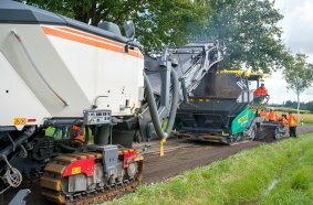  The material is transferred directly to the material hopper of the Vögele SUPER 2100-5i paver and laid down as the train advances.
