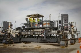 The inset slipform paver SP 94i from Wirtgen features concrete equipment developed especially to meet the needs of the North American market. 