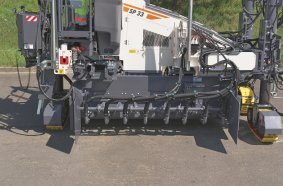 The SP 33 enables concrete paving in offset and Crosspave modes