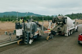 The Wirtgen slipform paver produced kerbs and gutter profiles with a length of over 730 m for the new residential development in Springfield.