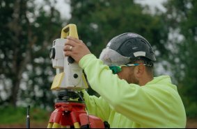 After recording the set points, a data model is generated on the basis of which the slipform paver SP 15i can pave along a virtual stringline. 