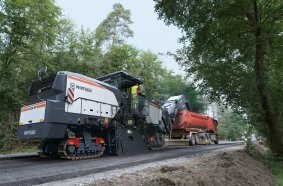 The Mill Assist machine control system automatically keeps the speed of the John Deere JD18L engine as low as possible.