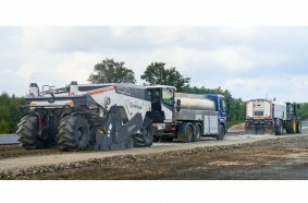The Wirtgen Rock Crusher 240(i) enables the crushing, processing and homogenisation of hard core, concrete fragments, cobblestones and stony ground.