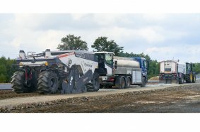 The Wirtgen Rock Crusher 240(i) enables the crushing, processing and homogenisation of hard core, concrete fragments, cobblestones and stony ground.