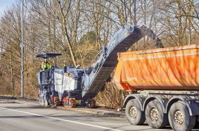 The Wirtgen W 100 Fi compact milling machine milled the asphalt on the narrow cycle lane quickly and precisely.
