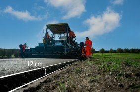 The versatility and durability of BSM have been proven on decades of projects around the globe. The required minimum thickness for a sustainable BSM base layer is 10 cm, in Silkeborg, the SUPER 2100-2i paved the material with a thickness of 12 cm.