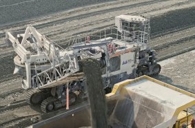 Continuous direct loading of 70-ton mining dump trucks is no problem at all for the Wirtgen Surface Miner.