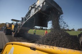 The Wirtgen W 380 CRi processes the pre-milled and prepared material and transfers the homogeneous BSM mix directly into the material hopper of the Vögele paver.