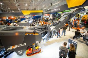 The W 120 Fi is one of three machines from the new generation of compact milling machines manufactured by Wirtgen. Alongside the world premiere, Wirtgen also presented its ‘big brother’, the W 210 Fi.