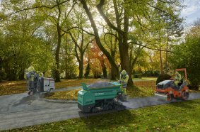 A production system comprising a Wirtgen small milling machine, a Vögele MINI class paver and a compact roller from Hamm confidently masters the challenges of a small construction site – with zero operating emissions, too.
