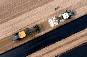 A Wirtgen Group machine train on a landfill construction pro-ject in the Kassel District of Germany <br> Image source: WIRTGEN GROUP