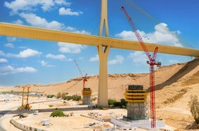 Three WOLFF 180 B luffing jib cranes handle all lifting operations
during the construction of the bridge pylons, which reach heights
of up to around 170 meters. The crane operations must be closely
coordinated with the climbing sequence of the formwork and
working platforms.