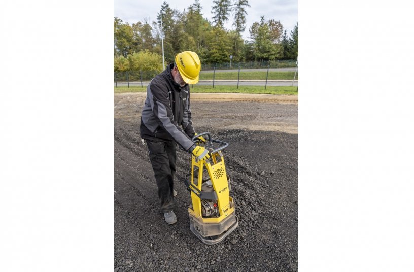 Die neue vorwärtslaufende Rüttelplatte BR 95 hat einen ruhigen Lauf, ist standfest und genauso kompakt wie ein Vibrationsstampfer. <br> Bildquelle: BOMAG GmbH