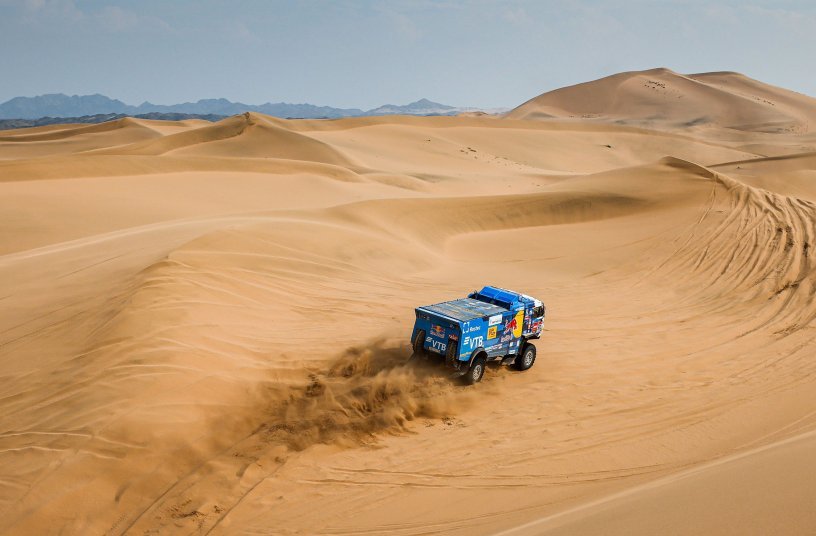 Die Rally Dakar führte auf einer herausfordernden Strecke über 8.000 Kilometer entlang der Arabischen Halbinsel bis ans Rote Meer. <br> Bildquelle: Clarios