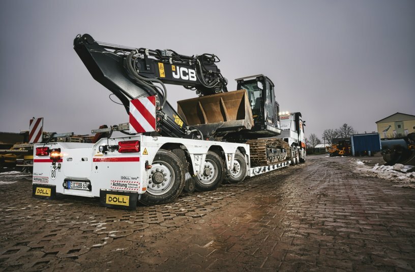 Low-bed trailer with oscillating axle from Bode Bautechnik.<br>IMAGE SOURCE: DOLL Fahrzeugbau GmbH