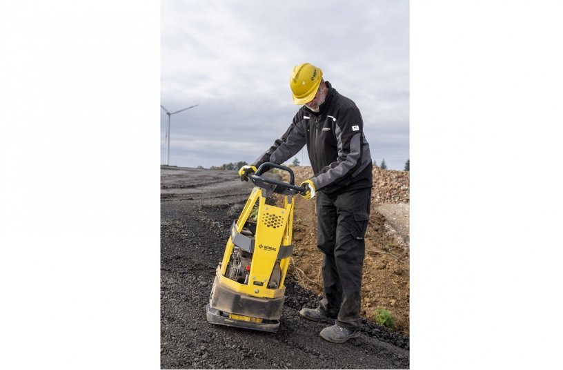 Die kompakten Abmessungen der vorwärtslaufenden Rüttelplatte BR 95 machen Sie zur idealen Maschine für präzise Konturarbeiten und für die vielfältigen Anforderungen im Gartenbau und Landschaftsbau. <br> Bildquelle: BOMAG GmbH