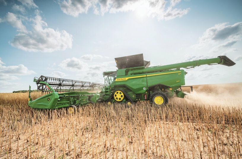 John Deere S7 900 combine harvesting rapeseed<br>IMAGE SOURCE: John Deere Walldorf GmbH & Co. KG