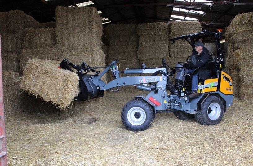 Powerful and versatile: The GIANT G2200 E X-TRA is getting fresh straw for the horse stables. <br> Image source: TOBROCO-GIANT
