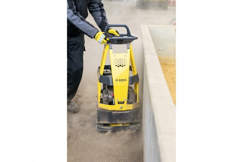 The technical characteristics of the BR 95 correspond to those of a forward-moving plate. The machine achieves very good compaction values on sand, gravel and mixed soils at a dumping height of up to 25 cm. <br>Image source: BOMAG GmbH 