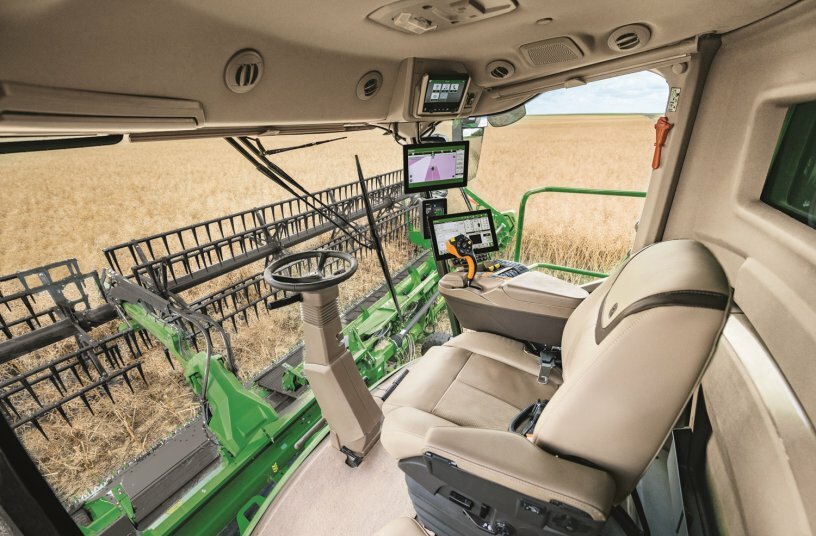 The new cab of the S7 combine with the G5Plus CommandCenterTM and high-definition corner post display<br>IMAGE SOURCE: John Deere Walldorf GmbH & Co. KG