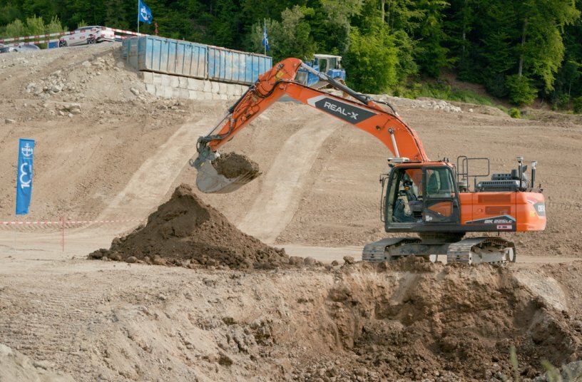 Develon Reaches New Milestone in Autonomous Earthmoving<br>IMAGE SOURCE: DEVELON