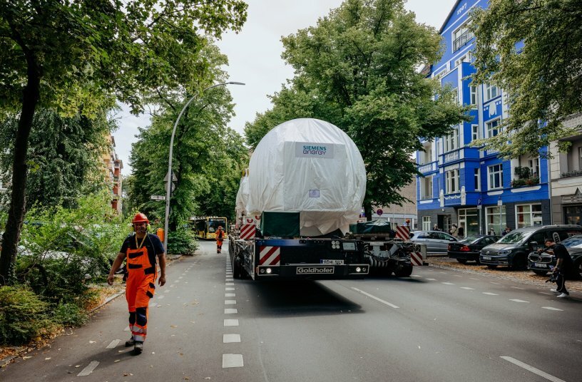 Through the heart of Berlin: 430 tonnes moved fully electrically with Goldhofer's E-PowerPack<br>IMAGE SOURCE: Goldhofer AG