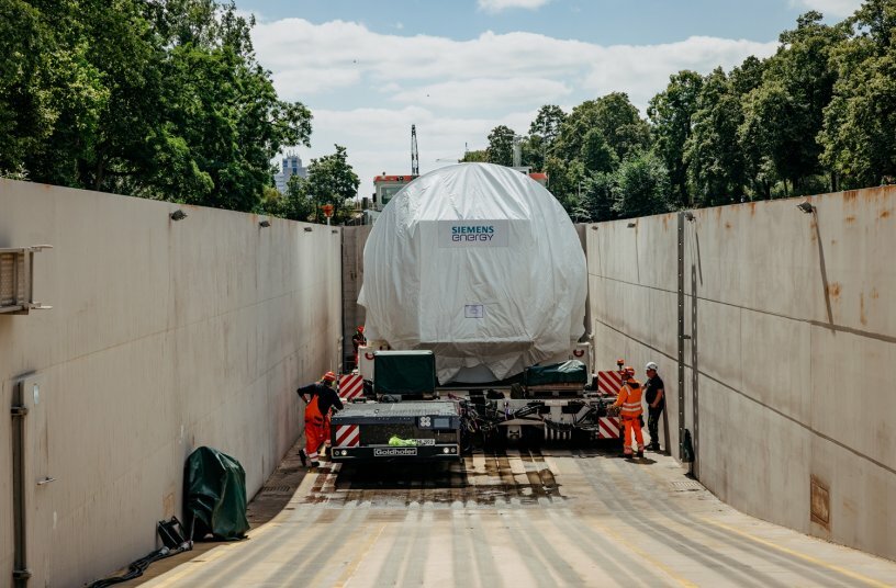 Cargo securely positioned: the transport combination at the RoRo ramp.<br>IMAGE SOURCE: Goldhofer AG