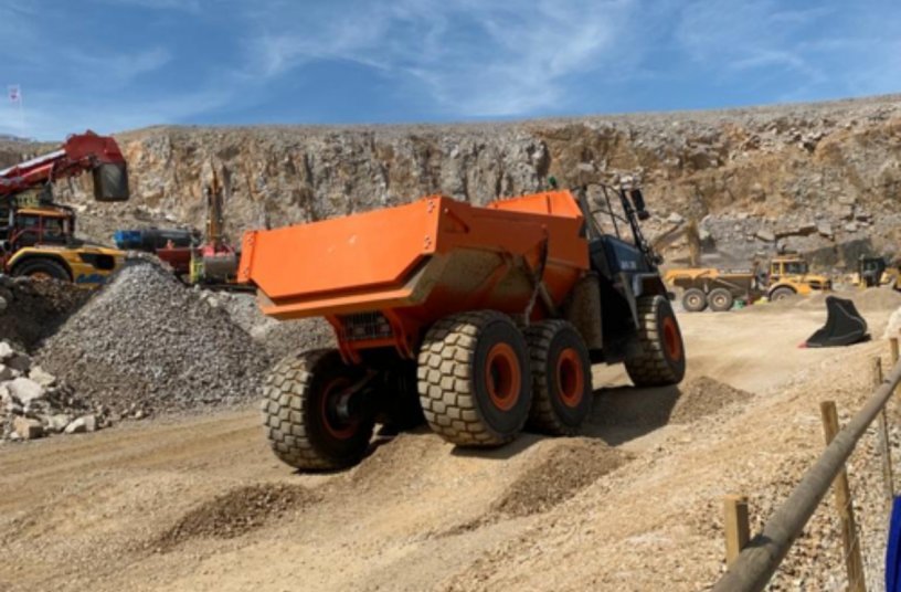 Humps demonstrating continuous 6-wheel ground contact of Doosan<br>IMAGE SOURCE: DOOSAN INFRACORE EUROPE S.R.O.