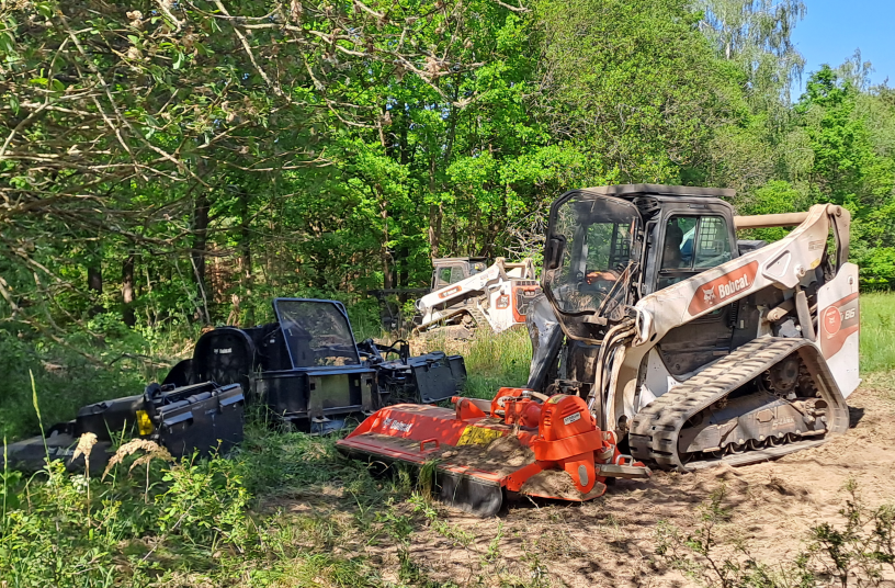 T86 and T86-2 equipped with cutters to clear thick bush and overgrown grass<br>IMAGE SOURCE: LECTURA GmbH