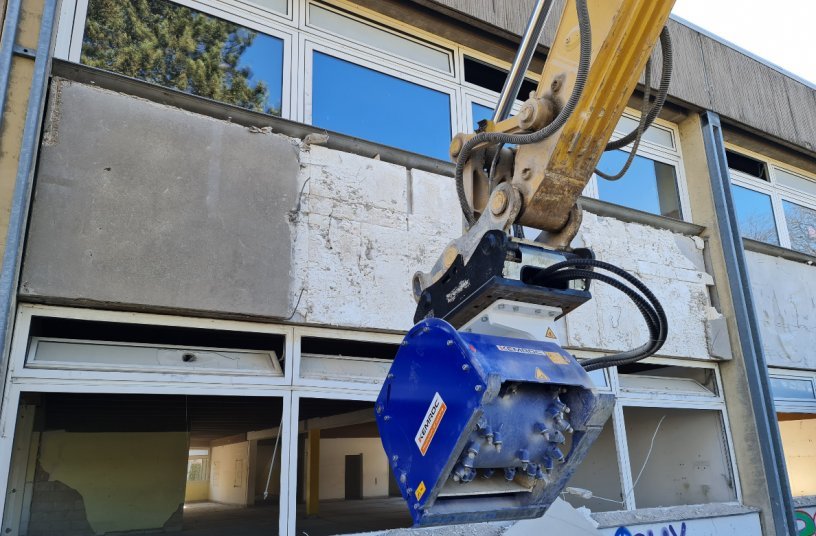 Thanks to depth control, which can be adjusted to the nearest millimeter, it was possible to remove the concrete outer shell from the insulation layer and dispose of the milled material.<br>IMAGE SOURCE: KEMROC