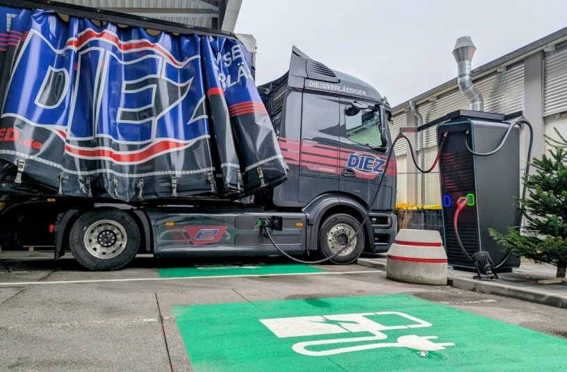 Daimler Truck establishes semi-public charging network for trucks – first pilot customers successfully launched<br>IMAGE SOURCE: Daimler Truck AG