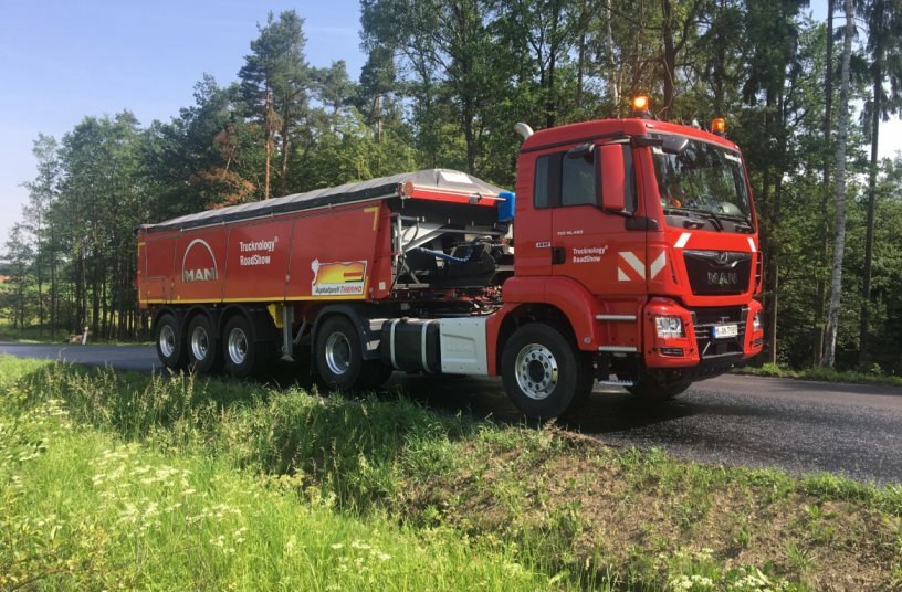Fliegl Construction and Municipal Technology – Asphalt Profi-Thermo ASS 372 push-off semi-trailer for mega-scale road asphalting<br>IMAGE SOURCE: Fliegl Bau- & Kommunaltechnik GmbH