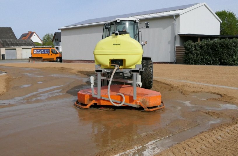 Das Plasterfugen-Füllgerät massiert das Material in die Fugen.<br>BILDQUELLE: Optimas GmbH