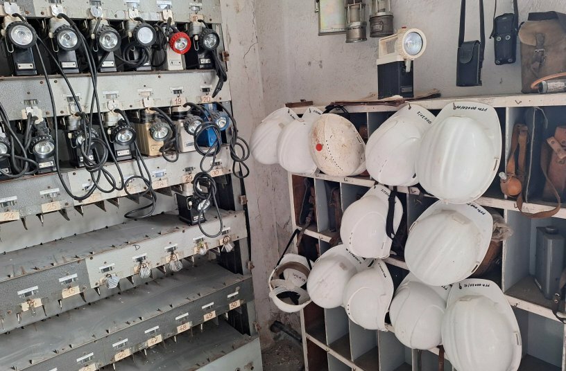 Grubenlampen und Schutzhelme gehörten zur unverzichtbaren Ausrüstung eines jeden Bergmanns. Die Lampe konnte 8 Stunden am Stück leuchten, bevor sie wieder aufgeladen werden musste.<br>BILDQUELLE: LECTURA GmbH