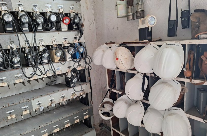 Mine lamps and protective helmets were an essential part of every miner's equipment. The lamp could shine for 8 hours straight before it needed to be recharged.<br>IMAGE SOURCE: LECTURA GmbH