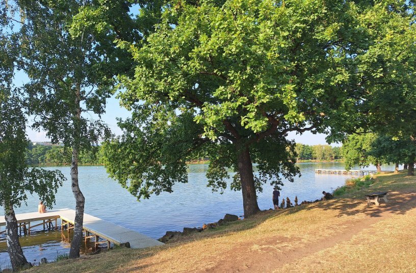 The lake has an area of 15.95 ha, a width of 240 m, a length of 676 m, and a maximum depth of 4 m.<br>IMAGE SOURCE: LECTURA GmbH
