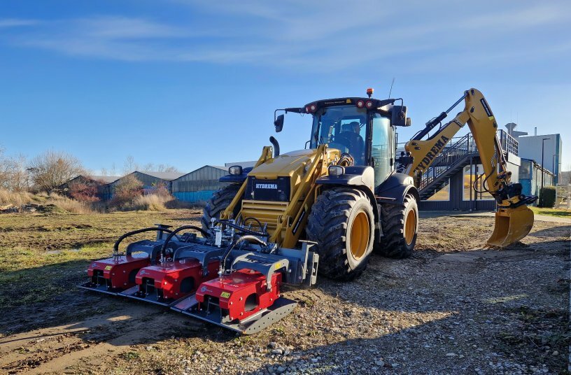 Je nach Arbeitsweise ist beim HYDREMA auch mal vorne hinten. Hier arbeitet und fährt der Fahrer in Richtung des Baggerarms, wobei die Lenkung der Maschine in beide Richtungen bei HYDREMA schon seit vielen Jahrzehnten möglich ist.<br>BILDQUELLE: Hydrema Baumaschinen GmbH