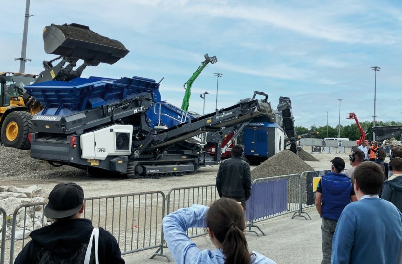 The live demonstration of the Kleemann plant train attracted a large number of visitors. It consisted of the scalping screen MOBISCREEN MSS 502 EVO, the impact crusher MOBIREX MR 100 NEO and the stockpile conveyor MOBIBELT MBT 20.<br>IMAGE SOURCE: WIRTGEN GROUP