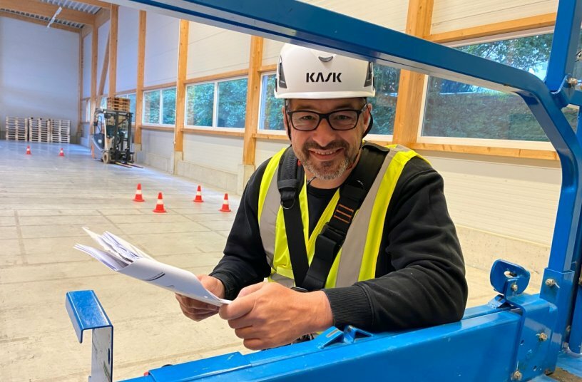 Marco Möbius schätzt den Unterricht auf Augenhöhe: Bei der AST bekommt man ernsthafte Inhalte zur Arbeitssicherheit nie stocksteif präsentiert. Mit Spaß in der Gruppe bleibt das Erlernte viel besser im Gedächtnis.<br>BILDQUELLE: AST Arbeitssicherheit